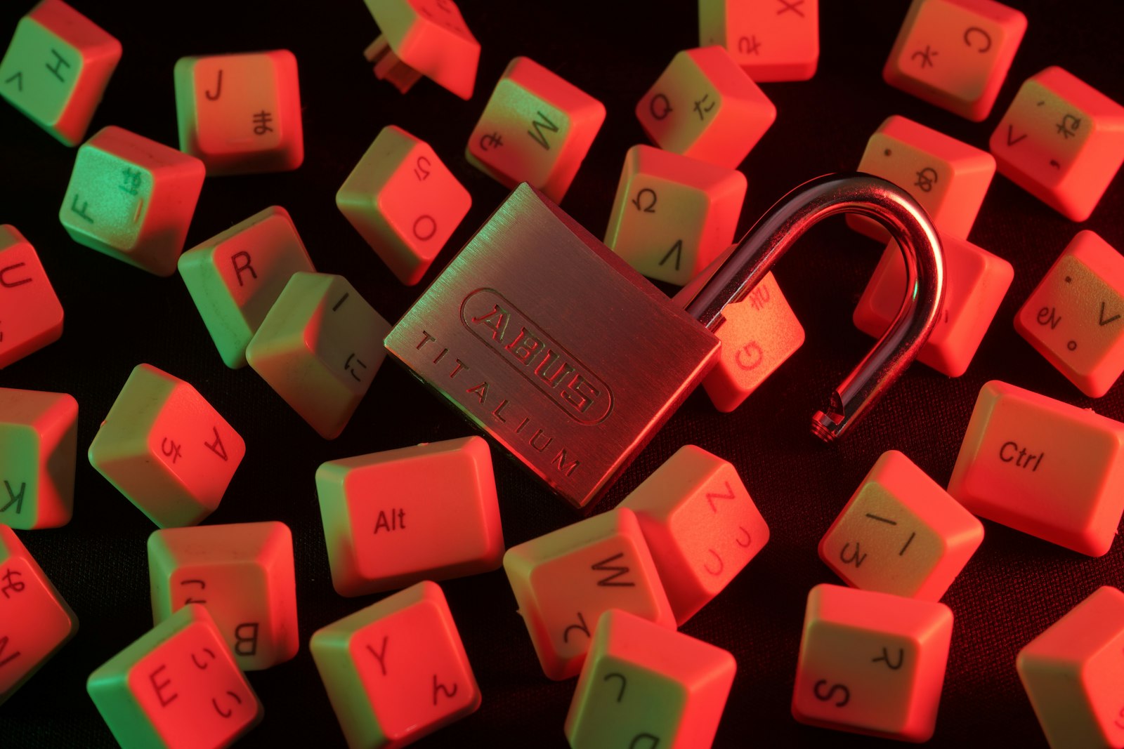 Pink and white love you and love me print padlock